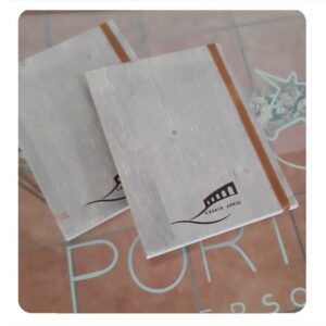 portamenu in legno con elastico